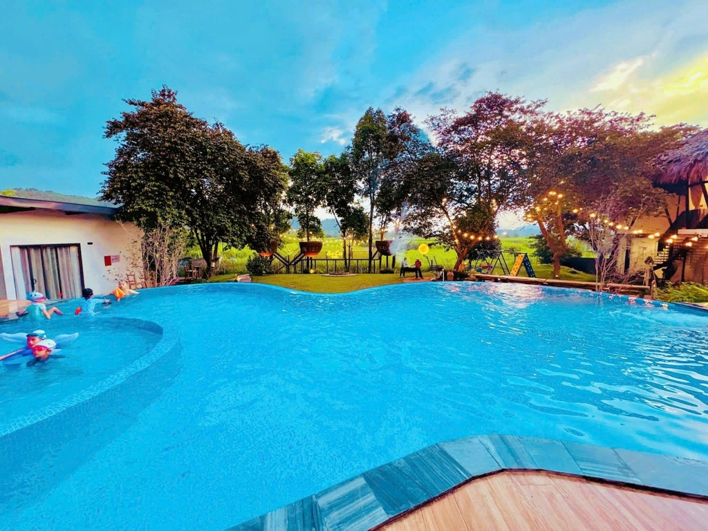 BÁN VILLA NGHỈ DƯỠNG KINH DOANH 2120M² - THÔN BƠM, VÂN HÒA, BA VÌ - 7 PHÒNG NGỦ - DOANH THU 1.4 TỶ*NĂM - 24.5 TỶ
