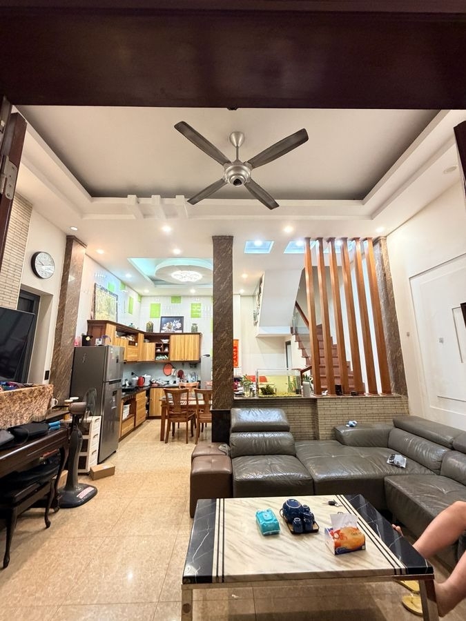 Bán Nhà Lô Góc Ngọc Khánh, Phường Ngọc Khánh, Ba Đình - 20m Ra Phố, Có Sân Để Xe Riêng