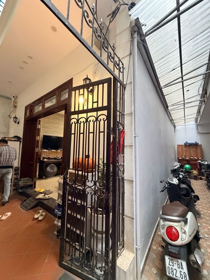 Bán Nhà Lô Góc Ngọc Khánh, Phường Ngọc Khánh, Ba Đình - 20m Ra Phố, Có Sân Để Xe Riêng