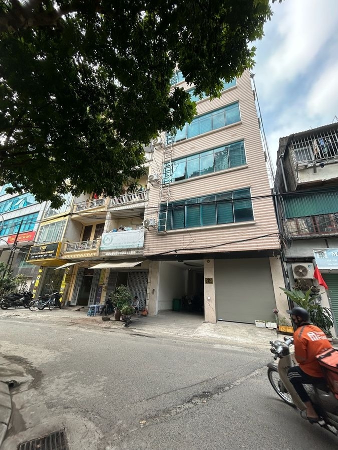 TOÀ BUILDING 8 TẦNG TRUNG KÍNH CẦU GIẤY - PHƯỜNG TRUNG HÒA - THANG MÁY - VỈA HÈ - DÒNG TIỀN 102TR*THÁNG - 38.5 TỶ