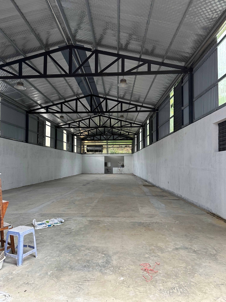 BÁN TOÀ VĂN PHÒNG   XƯỞNG SẢN XUẤT KIÊN CỐ MẶT HỒ ĐỒNG CHẰM - XÃ ĐỒNG XUÂN, QUỐC OAI - 100M2 VP 3 TẦNG   372M2 XƯỞNG - 14.5 TỶ