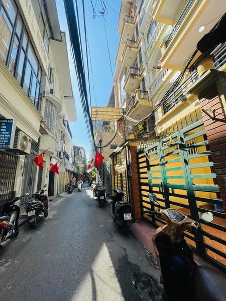 【BÁN ĐẤT TẶNG NHÀ   GIẤY PHÉP XÂY DỰNG】Lô Đất 57m² Vị Trí Vàng Thái Thịnh - Ô Tô Đỗ Cửa - Phép Xây 6 Tầng - Cơ Hội Vàng Cho Nhà Đầu Tư - Giá 23.5 Tỷ