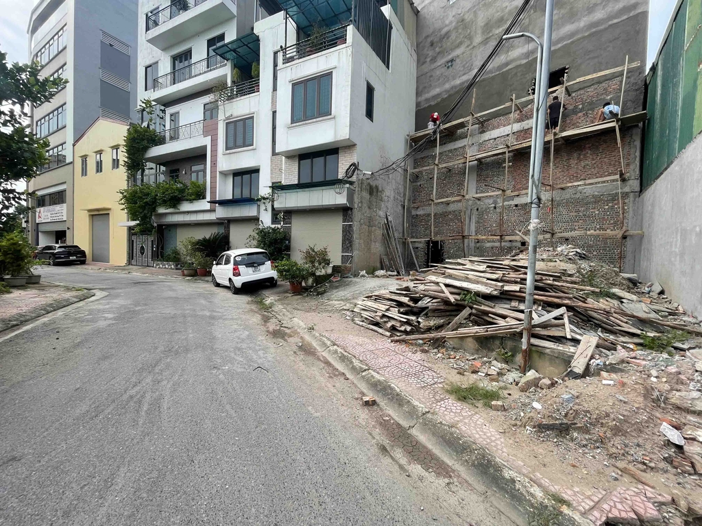 【CHÍNH CHỦ - SỔ ĐỎ VÀNG】Bán Đất Tái Định Cư Vườn Hồ 1 - Bát Khối - Long Biên - Diện Tích 76m² - Mặt Đường Ô Tô Tránh - Vỉa Hè Rộng - Pháp Lý Minh Bạch - Giá 12.5 Tỷ