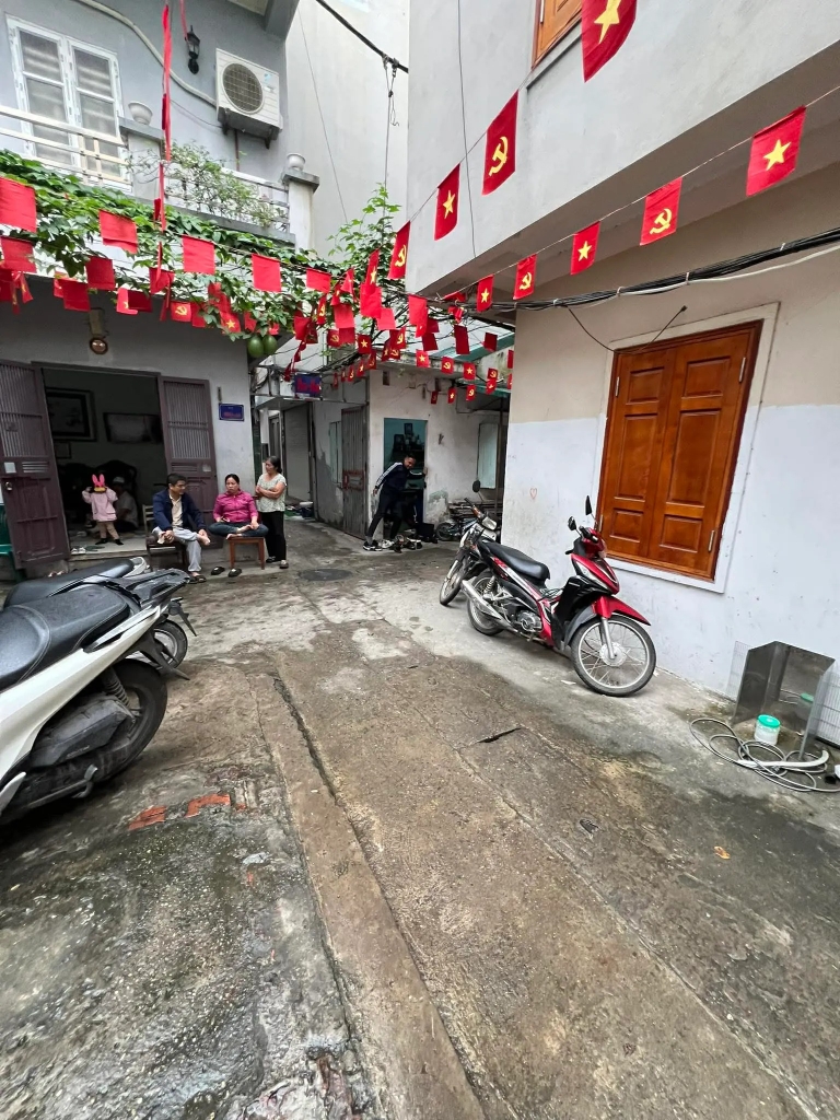 Bán Đất Lô Góc Ngõ Đội Cấn - 23m² - Tiềm Năng Xây Mới 35m² - View Sân Rộng - Giá 6.5 Tỷ