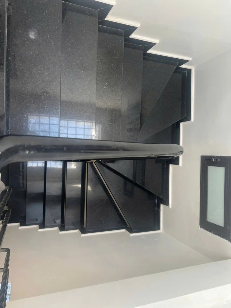 Bán Nhà 5 Tầng Mặt Ngõ Ô Tô Đỗ Cổng Tại 140.61 Ngọc Thụy, Long Biên - 5PN, 4WC - Giá 7.9 Tỷ - Sổ Đỏ Chính Chủ