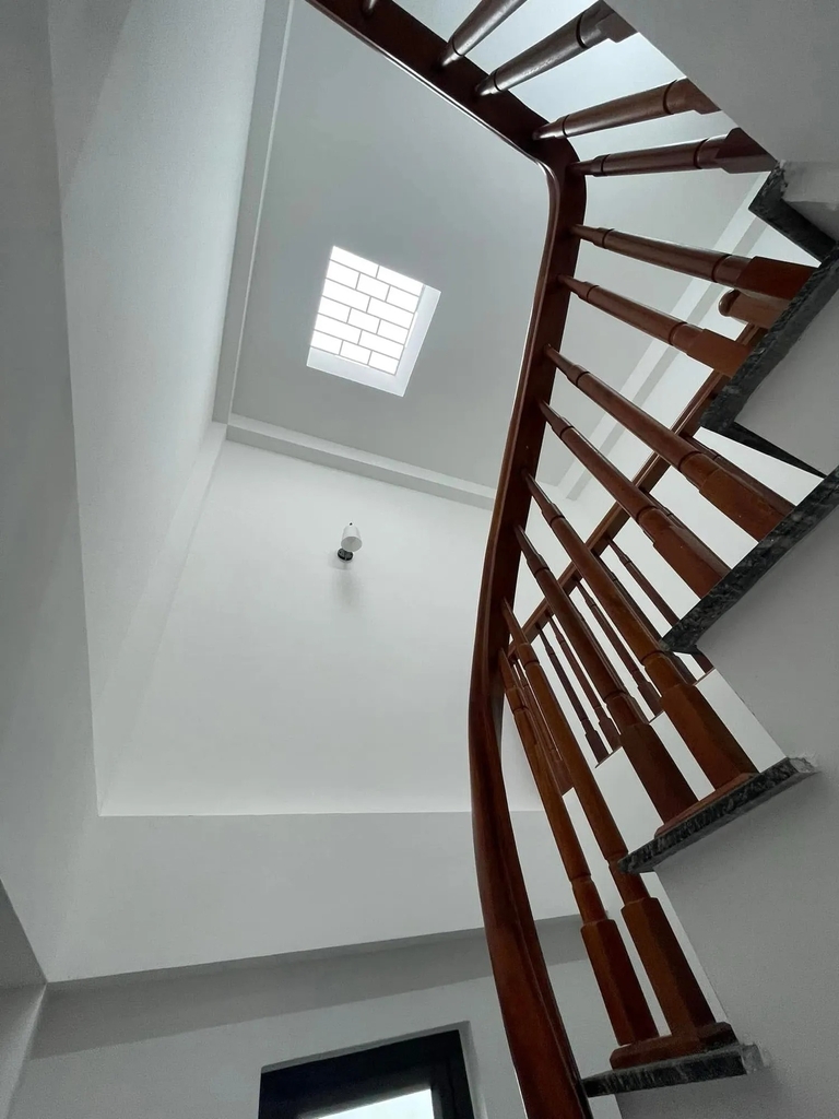 Bán Nhà 5 Tầng Mới Xây Ngõ Nông 318 Nguyễn Văn Linh - 20m Ra Phố - 7.65 Tỷ