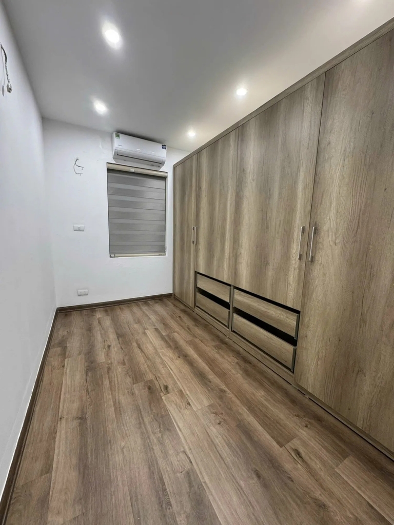 Bán Nhà 4 Tầng Ngõ Đội Cấn - 35m² - Sân Rộng 30m² - 2 Mặt Thoáng Vĩnh Viễn - Nhà Dân Xây Kiên Cố