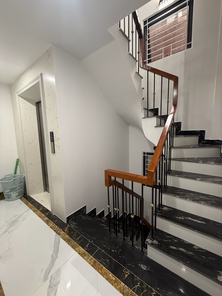 HOA HẬU 8 TẦNG THANG MÁY, GARA 7 CHỖ - NGÕ NGUYỄN VĂN CỪ LONG BIÊN - 41M² - 17.5 TỶ